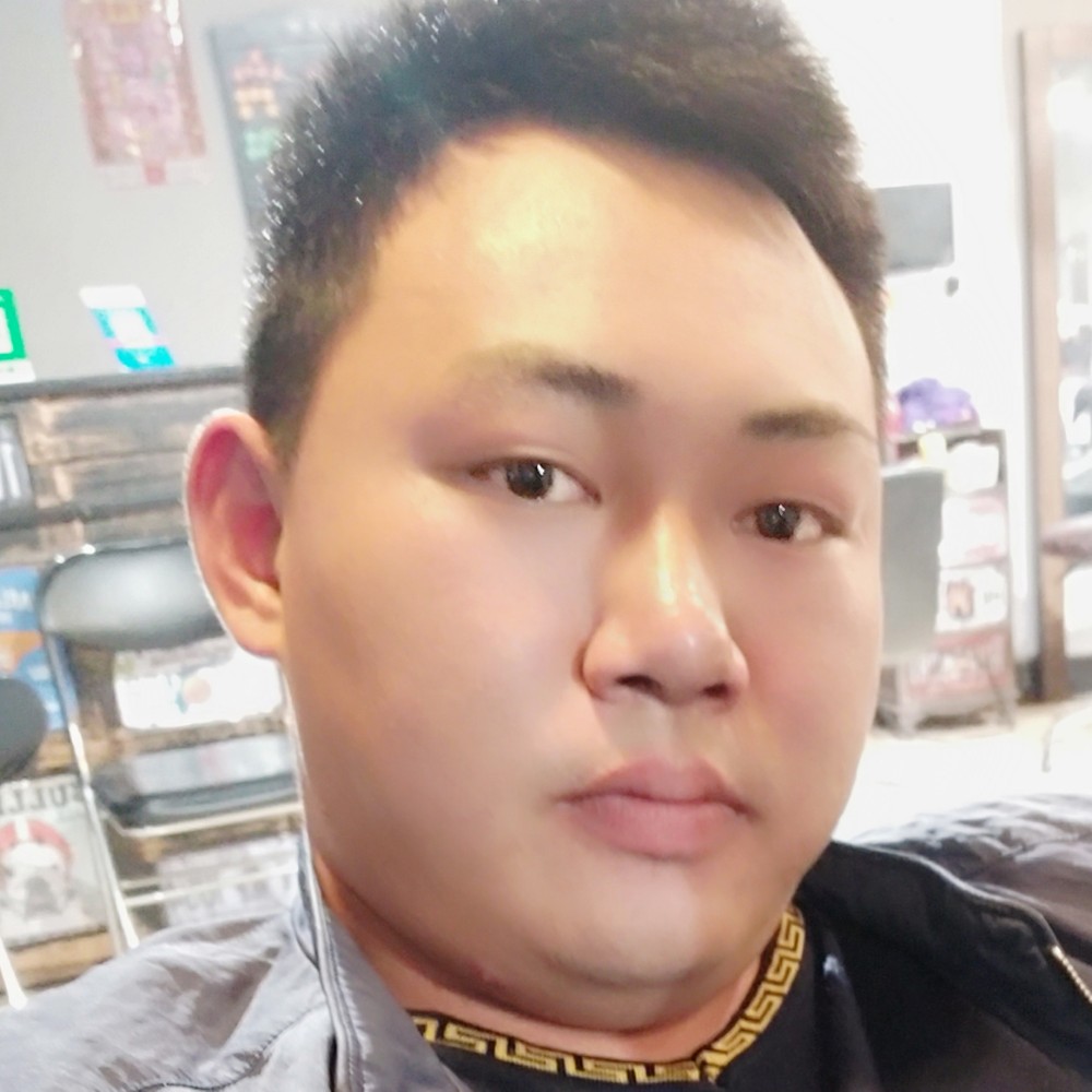 专注踢水影的照片