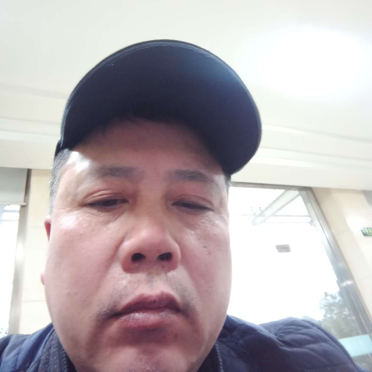 认真浅吻鞋垫的照片