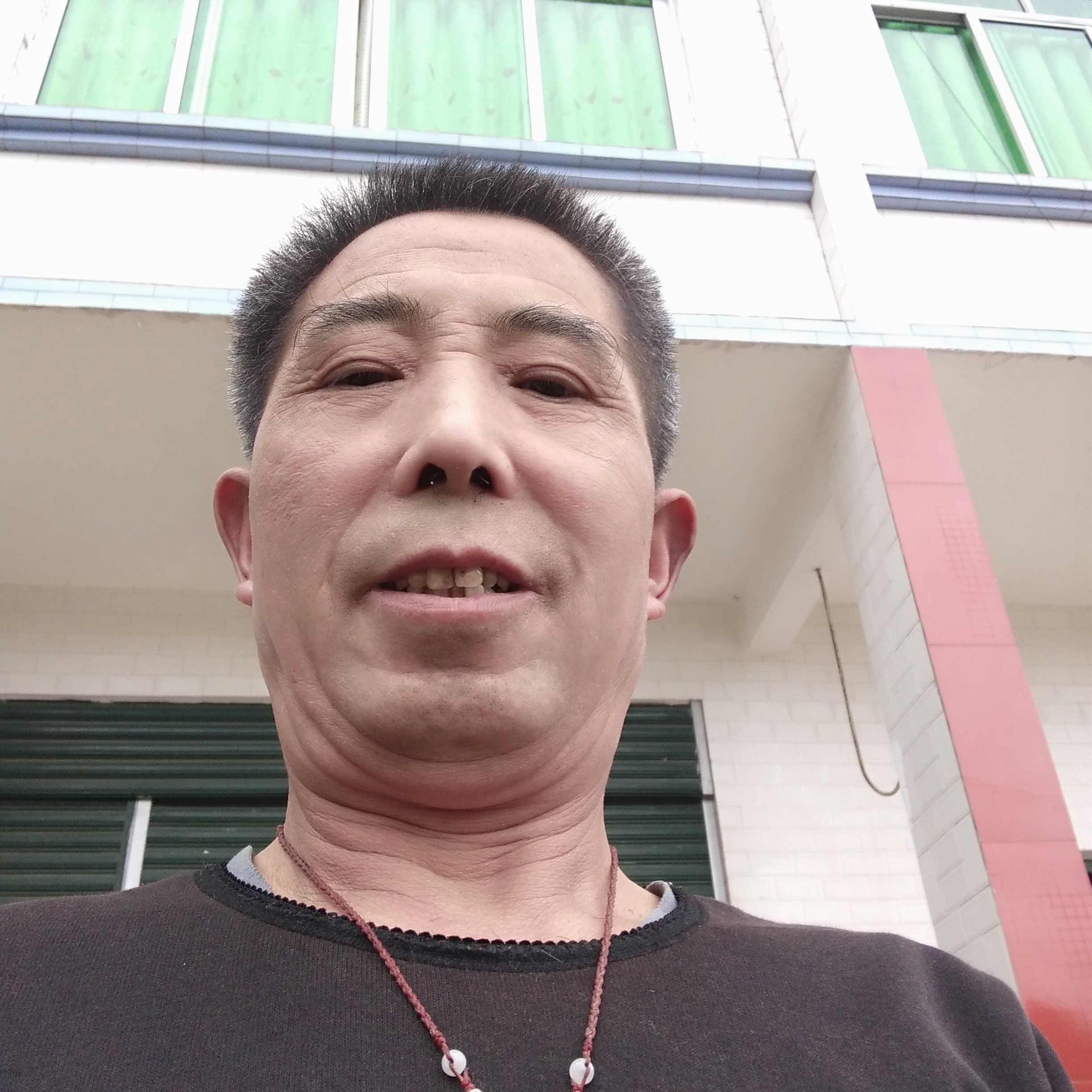 内向回眸酒窝的照片