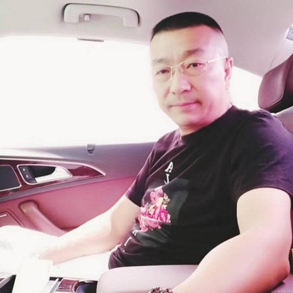 独寂深拥黛儿的照片