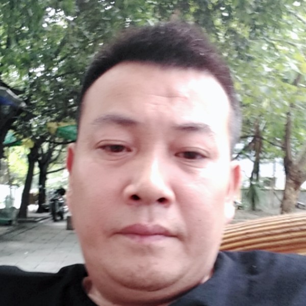 孤單板凳的照片