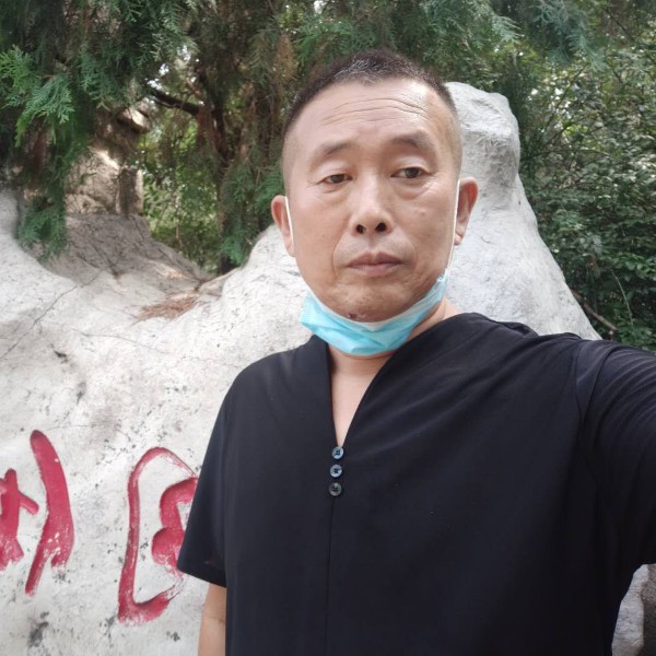 大山里的小溪的照片