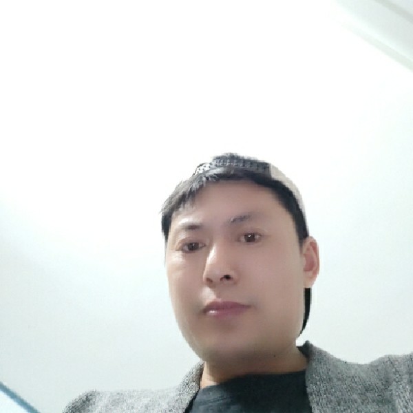 白猫愤怒的照片