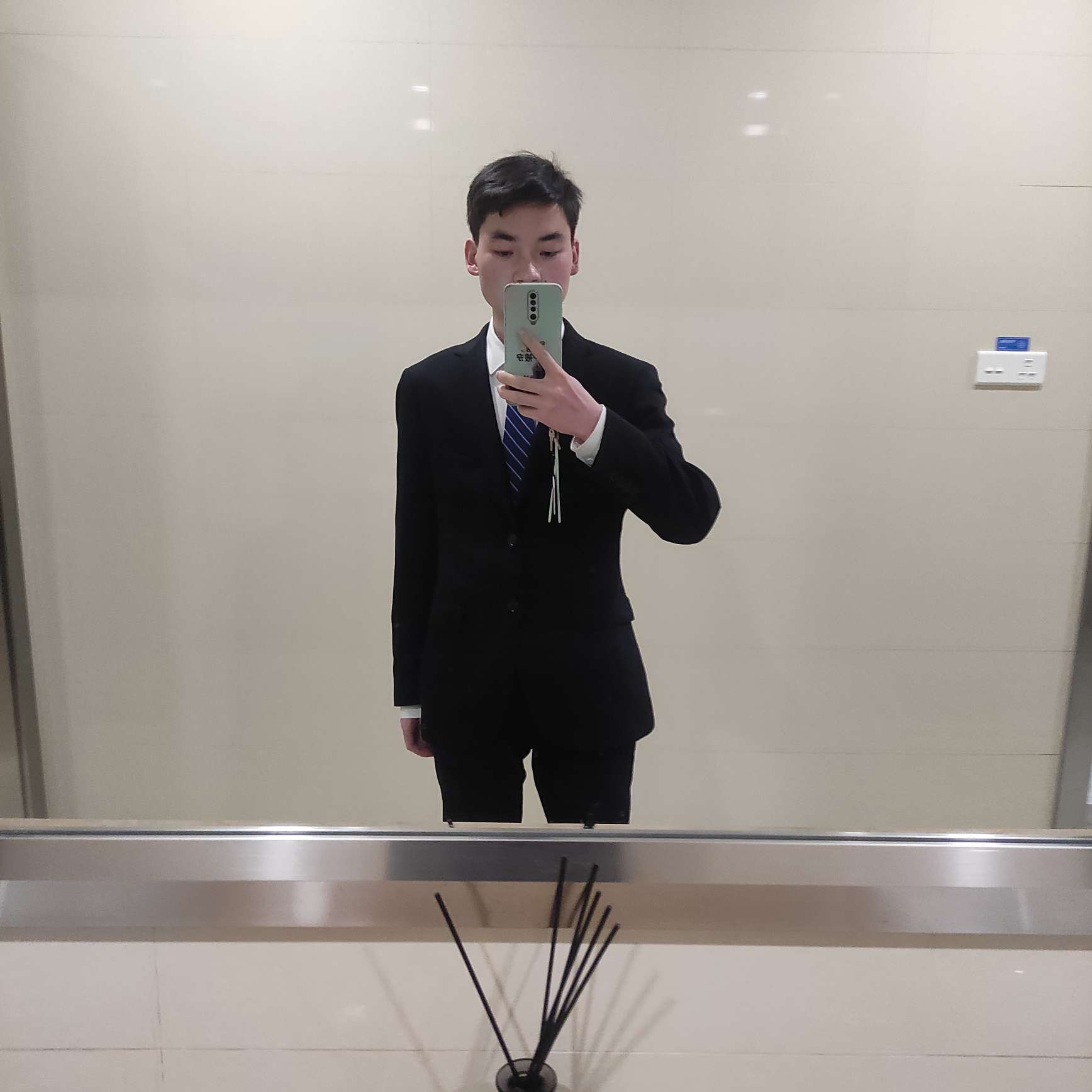 长颈鹿倾心舒适的照片