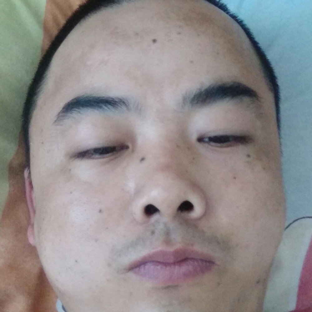 俊秀笑尊云的照片