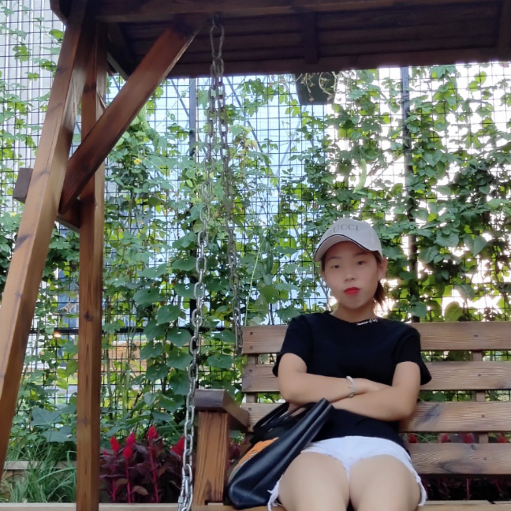 碧蓝挽手微笑的照片