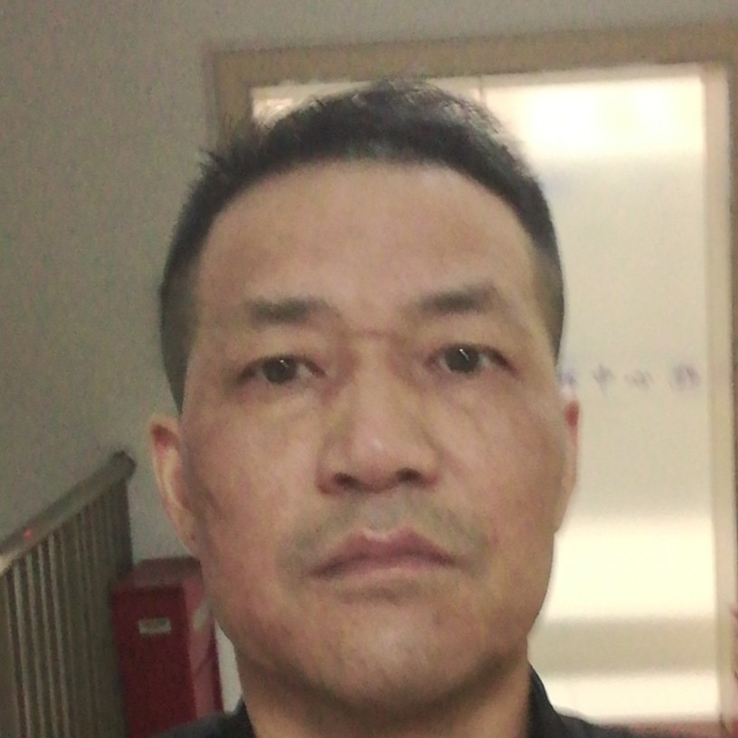 俏皮蹙眉面包的照片