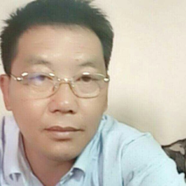 震动蓝天的照片