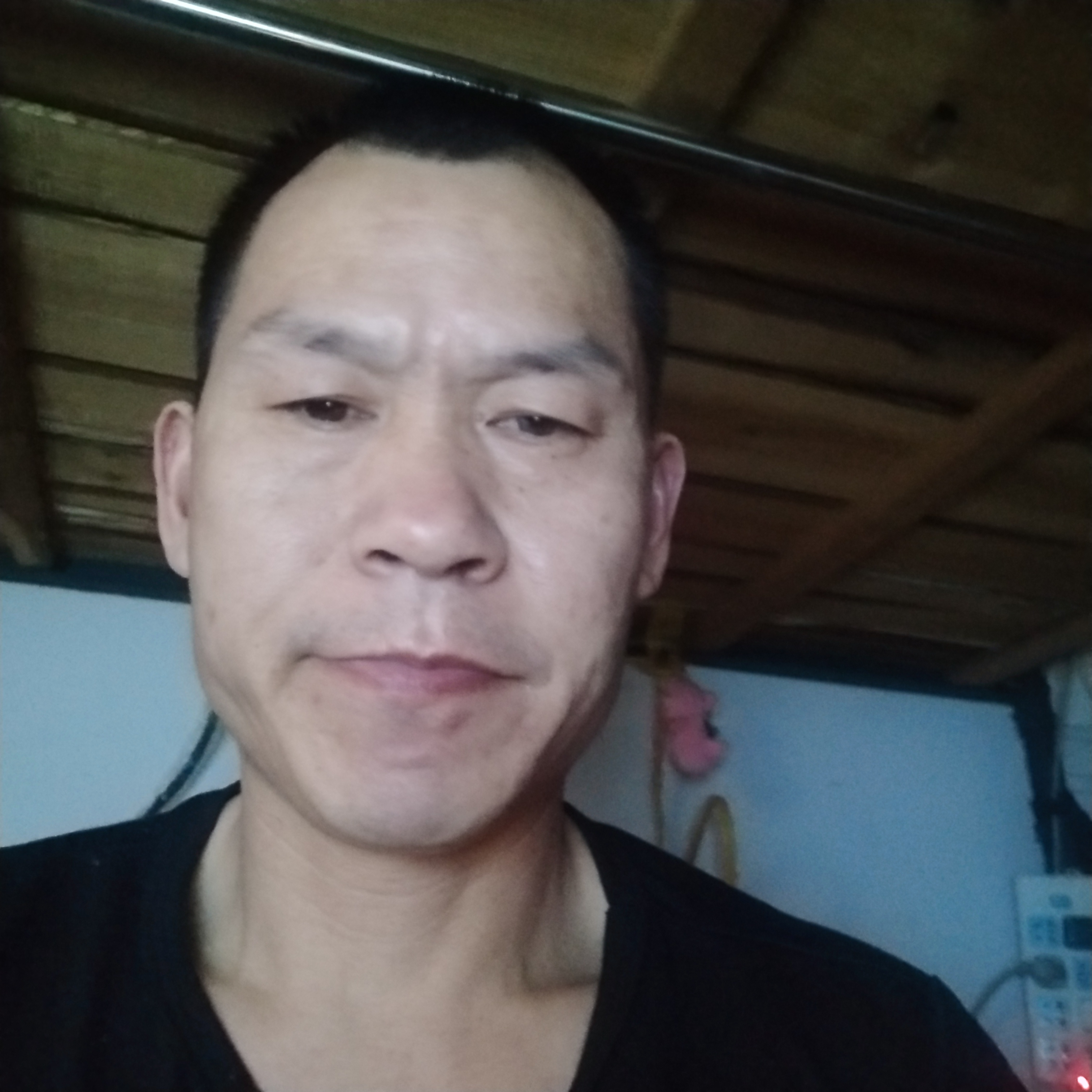 大叔回首彩色的照片
