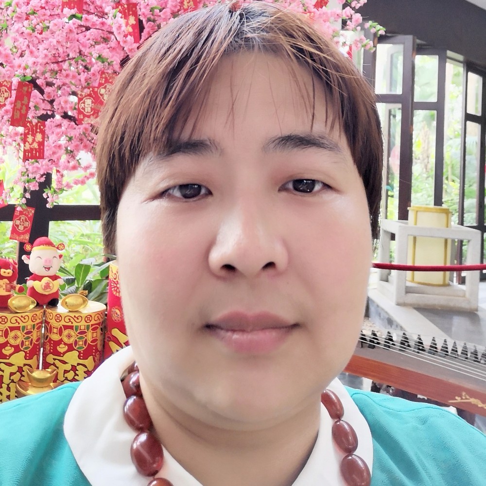 绚烂漫步小熊猫的照片