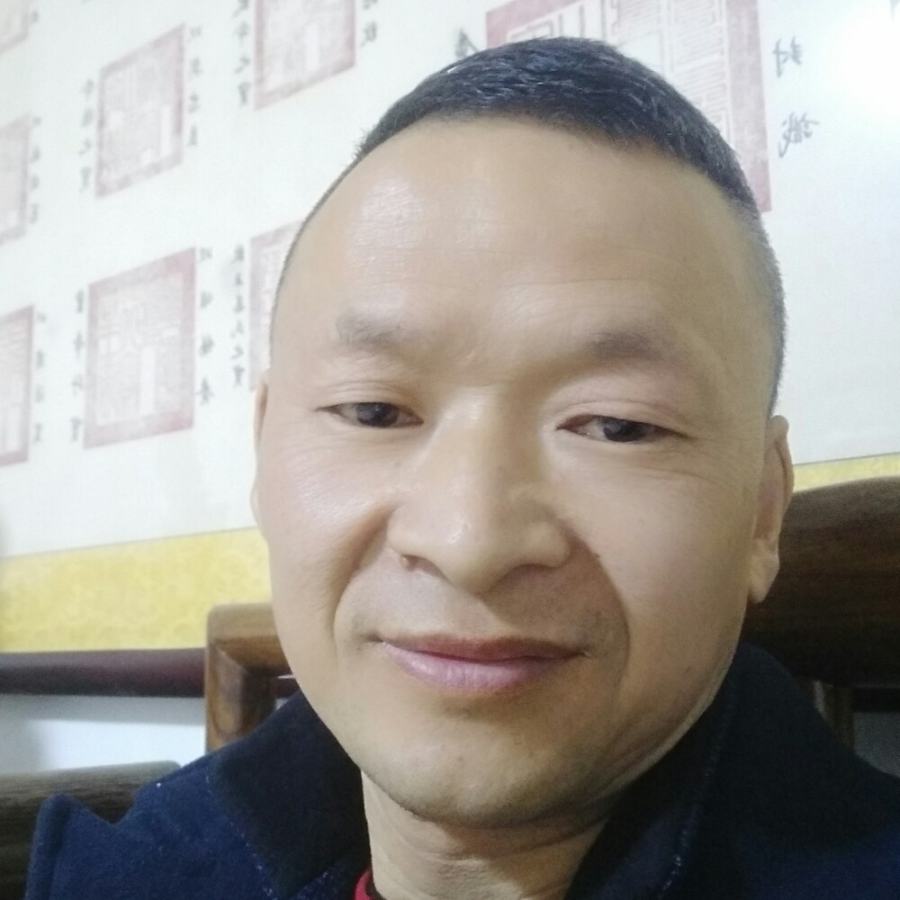 闲来庭前信步的照片