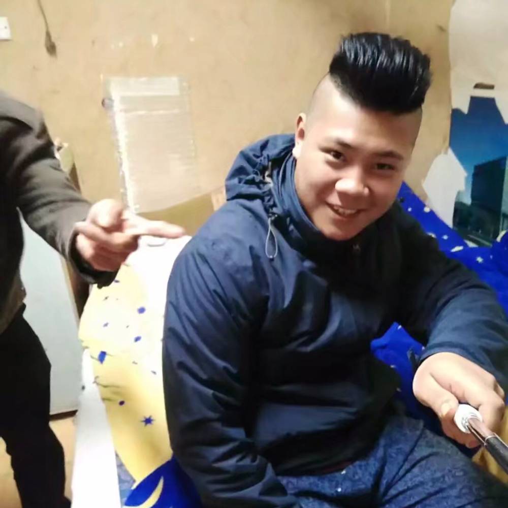 发型取决于风向的照片
