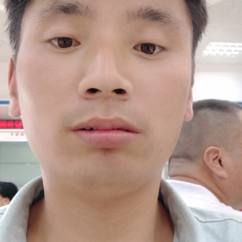 热情拿荷花的照片