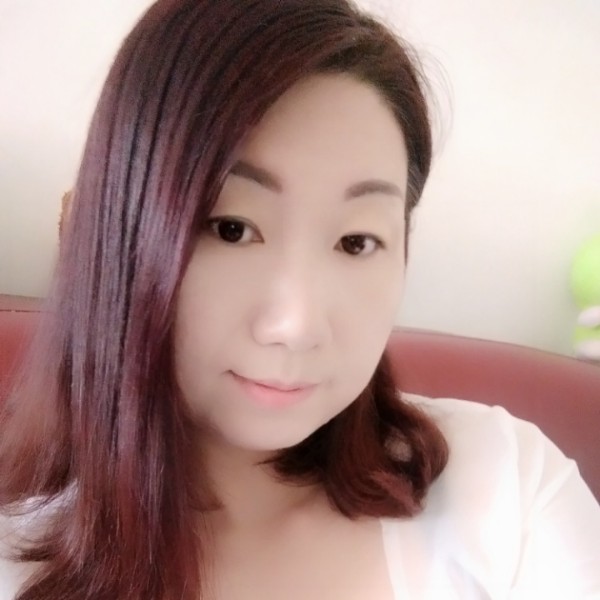 留胡子少女的照片