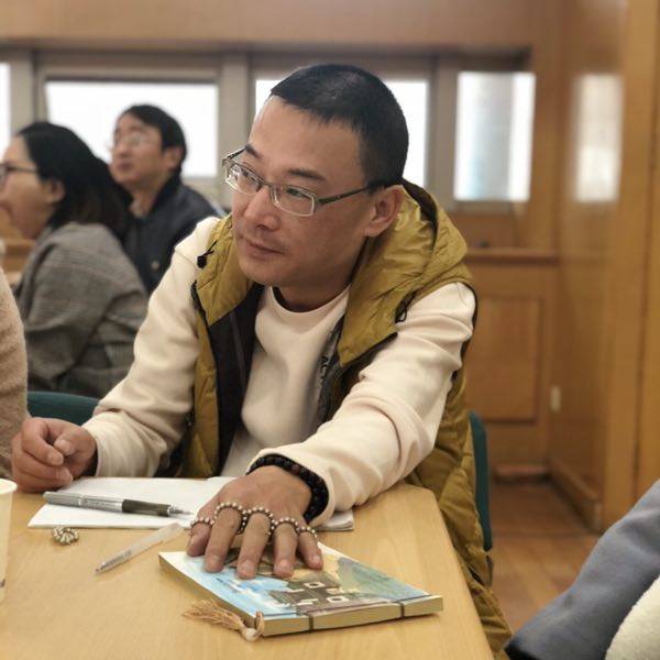 人群中的寂寞的照片