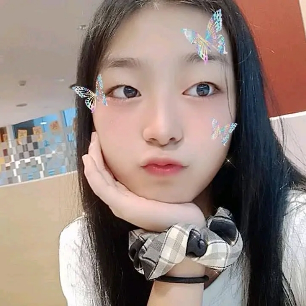初中，小女孩的照片