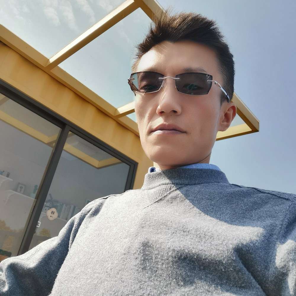 跳跳糖挽手兴奋的照片