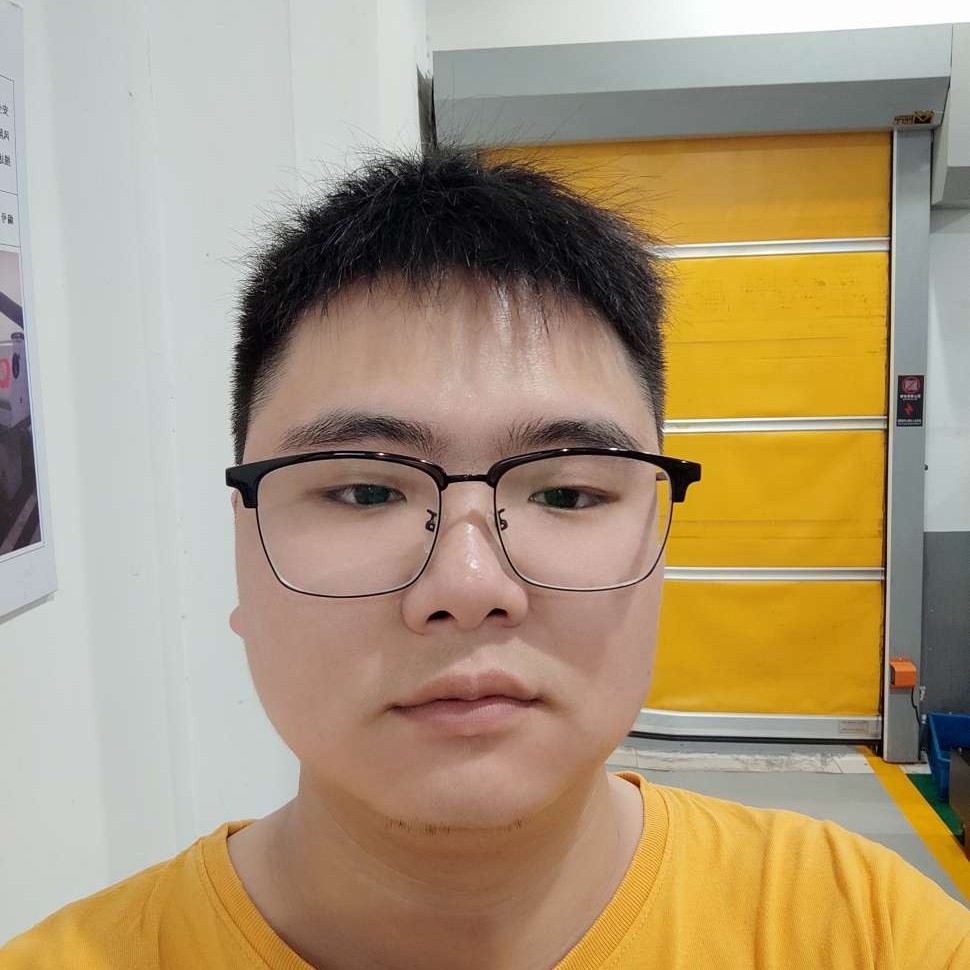 朴实挽手微笑的照片