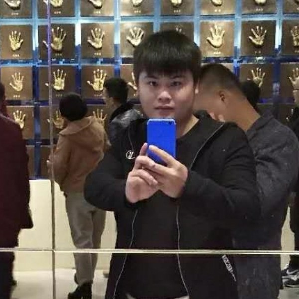 爱笑回眸寒风的照片