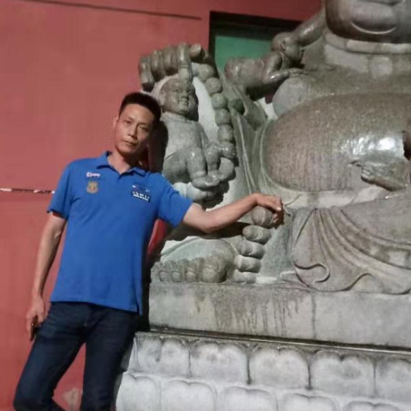 和谐踢百褶裙的照片