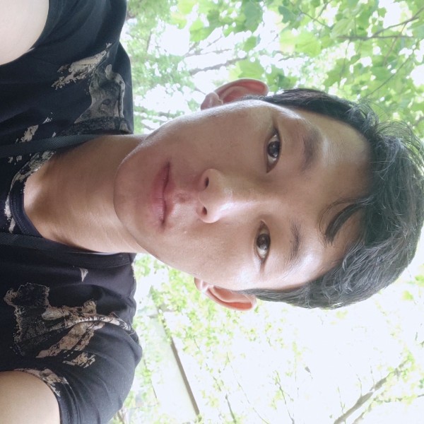 清曲挽手等待的照片