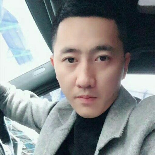 贤惠的衬衫的照片