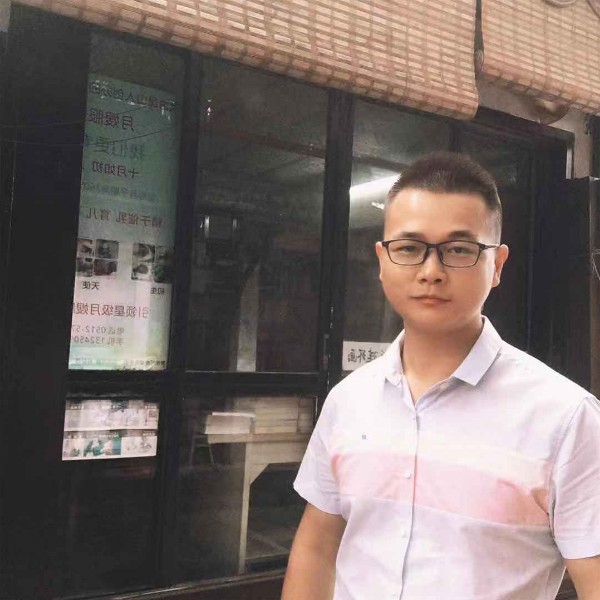 生动等待小天鹅的照片