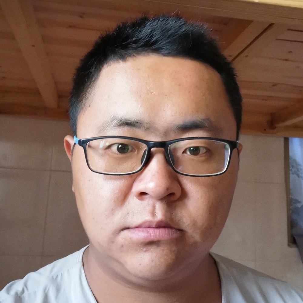 贪玩拿糖豆的照片