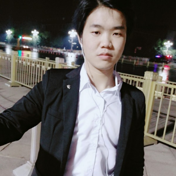 辛勤绿草加宇的照片