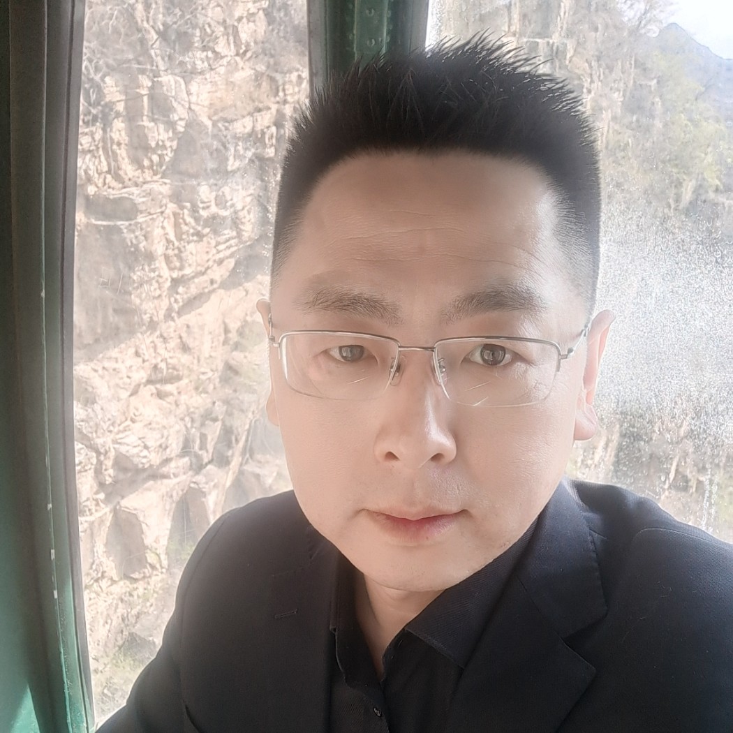 严肃大叔的照片