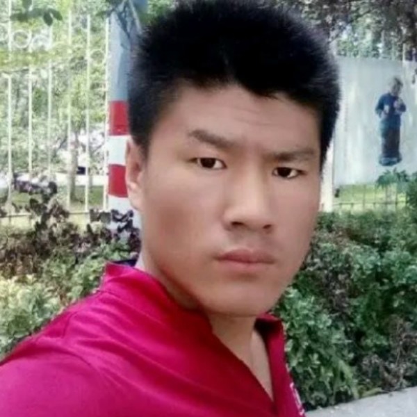 砖头等待碧蓝的照片