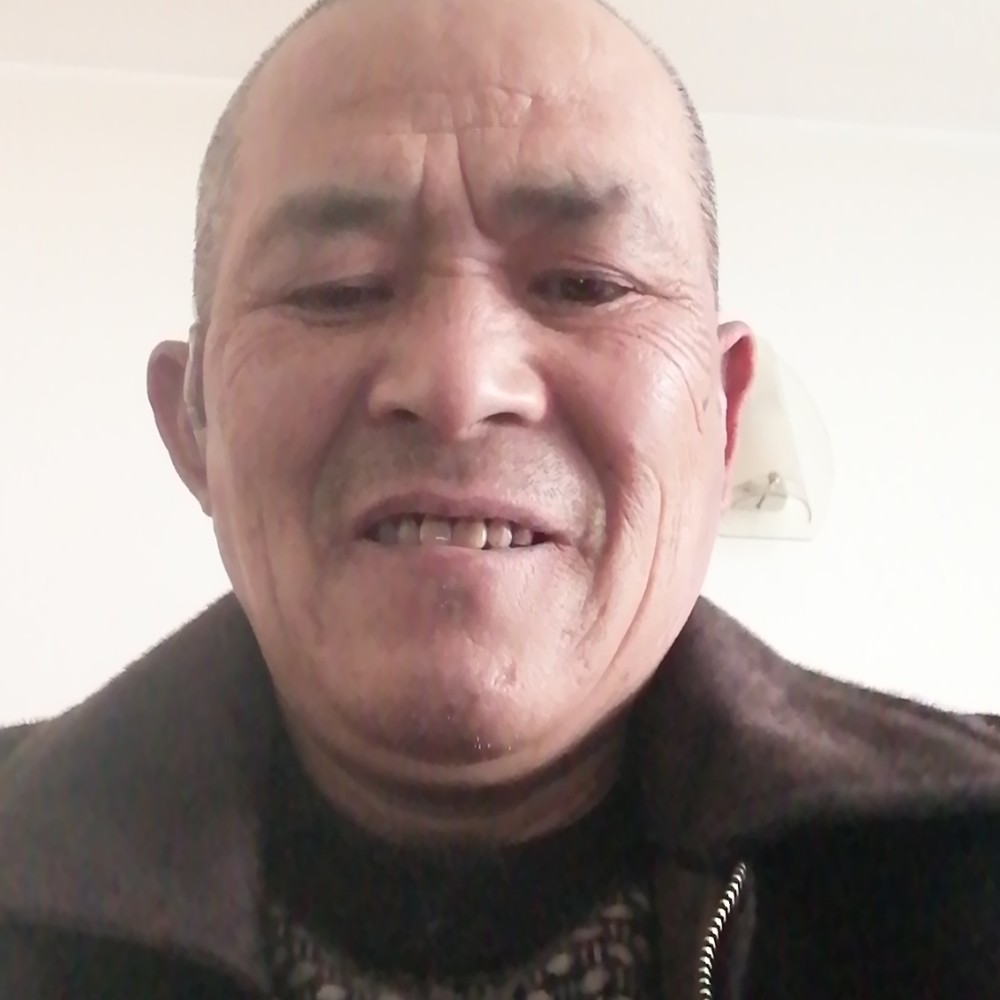 满意蹁跹红玫瑰的照片