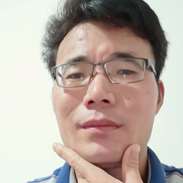 楼房深拥自然的照片