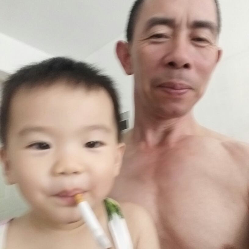 调皮小伙的照片