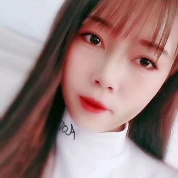 樱桃含蓄女人的照片