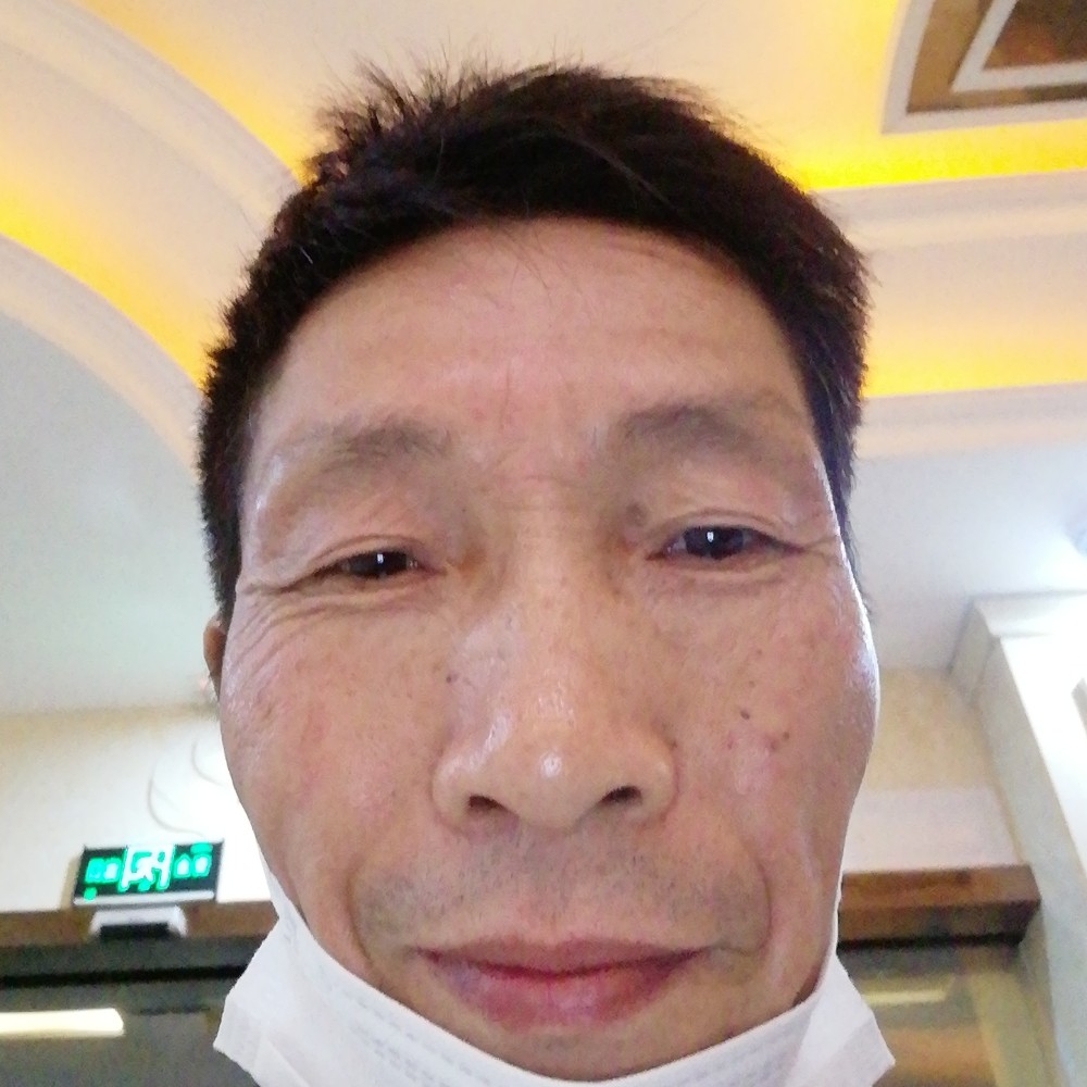 内向苦恋大山的照片