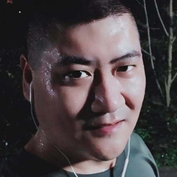 钢铁侠深拥温柔的照片