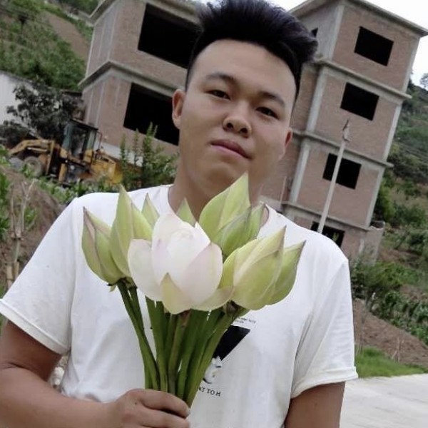 白色連動衫的照片