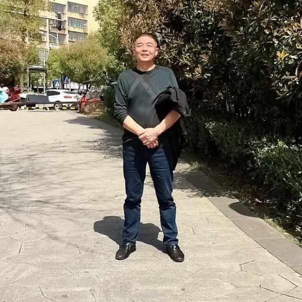呓语愿还单身的照片
