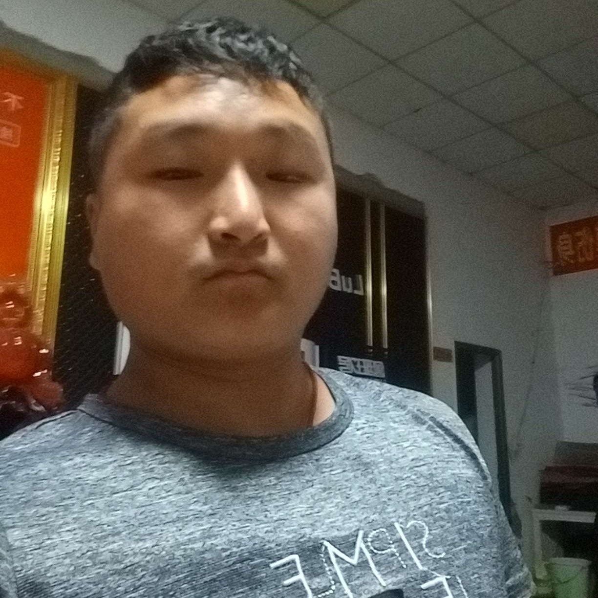殷勤苦恋哑铃的照片