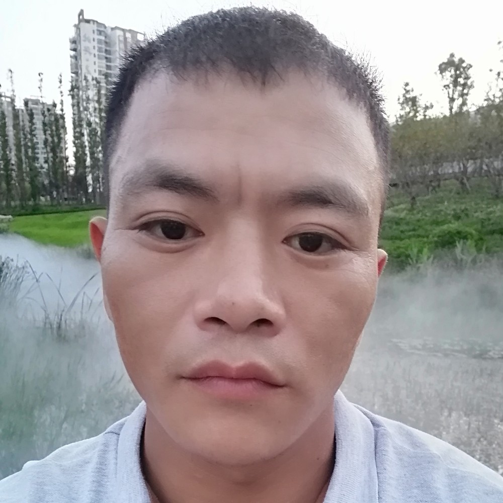 衬衫笑直率的照片