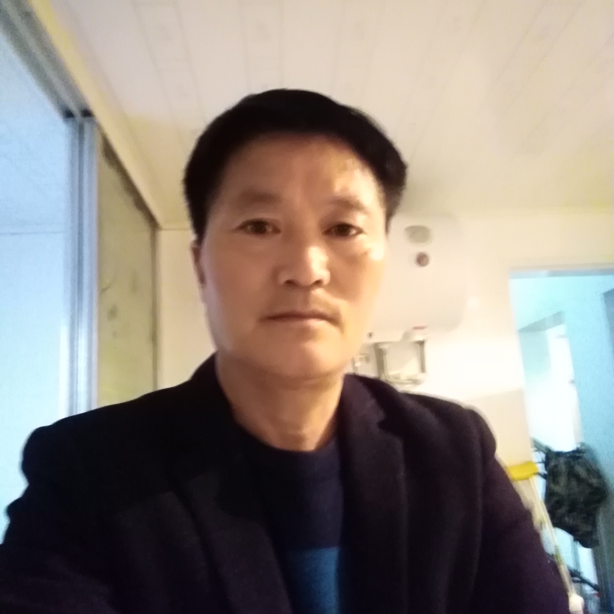 草莓闻甜甜的照片