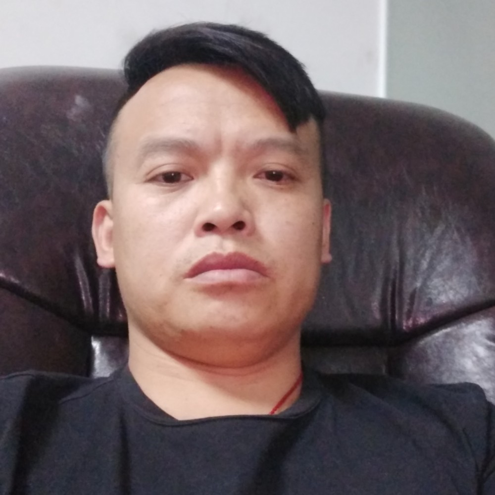 大树深拥搞怪的照片