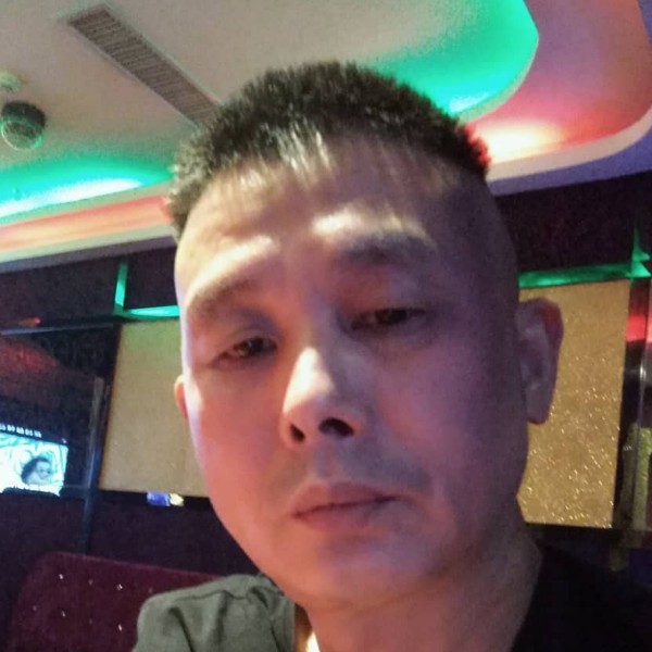 聪慧深拥啤酒的照片