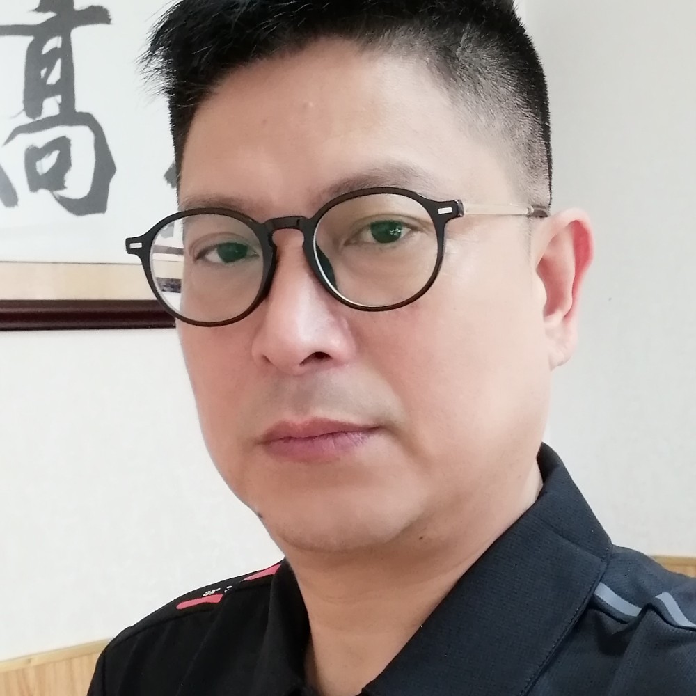 持“芝”以恒的照片