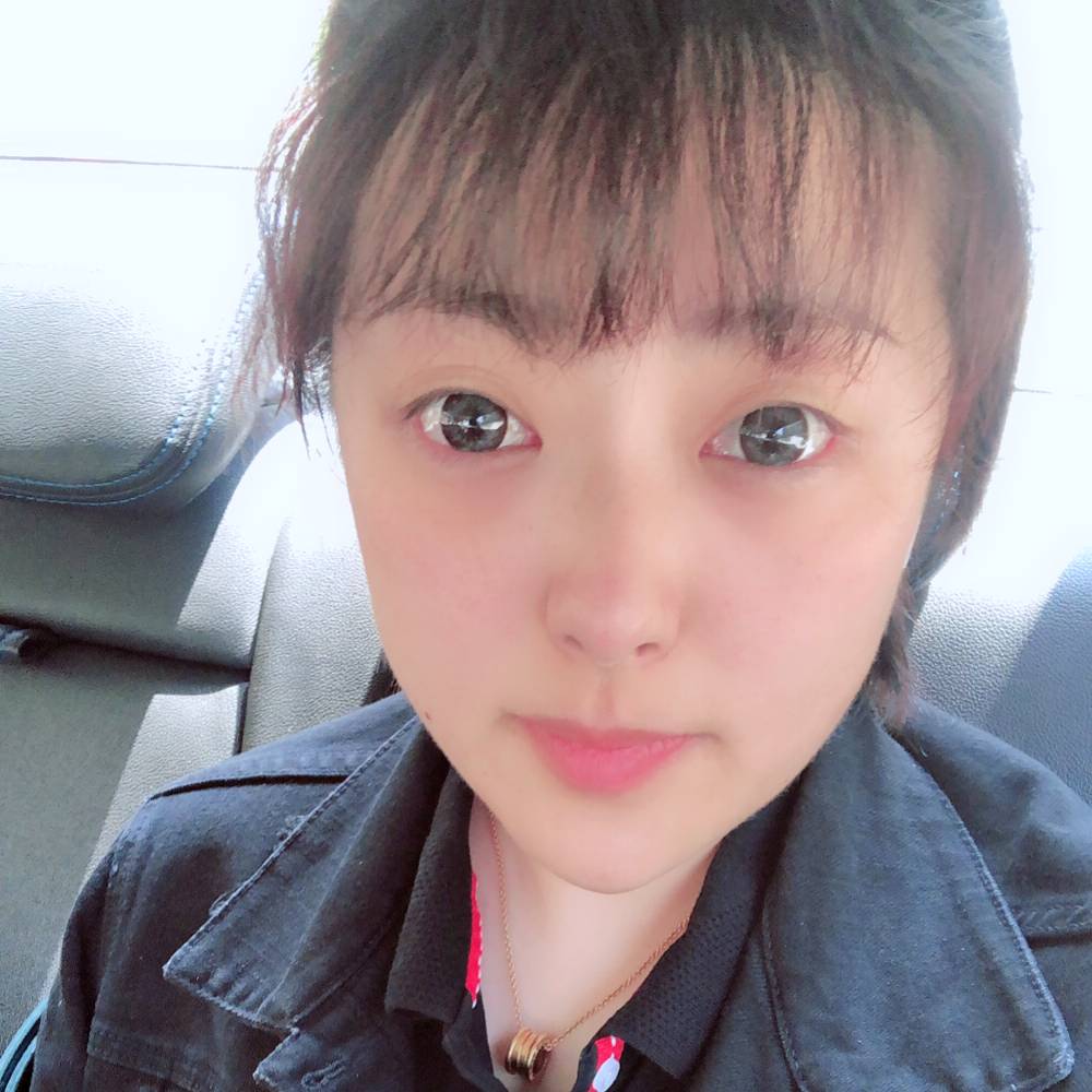 美女邂逅傲娇的照片