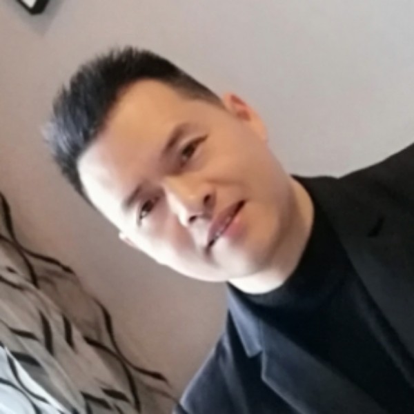 背包回首愉快的照片
