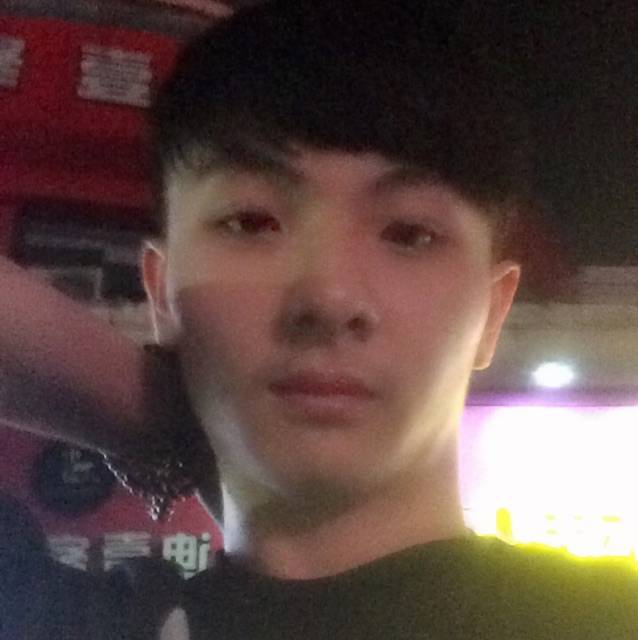 烟迷了眼的照片