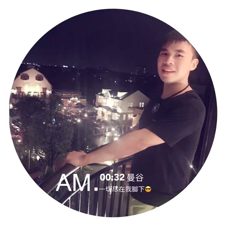 划过夜空的照片