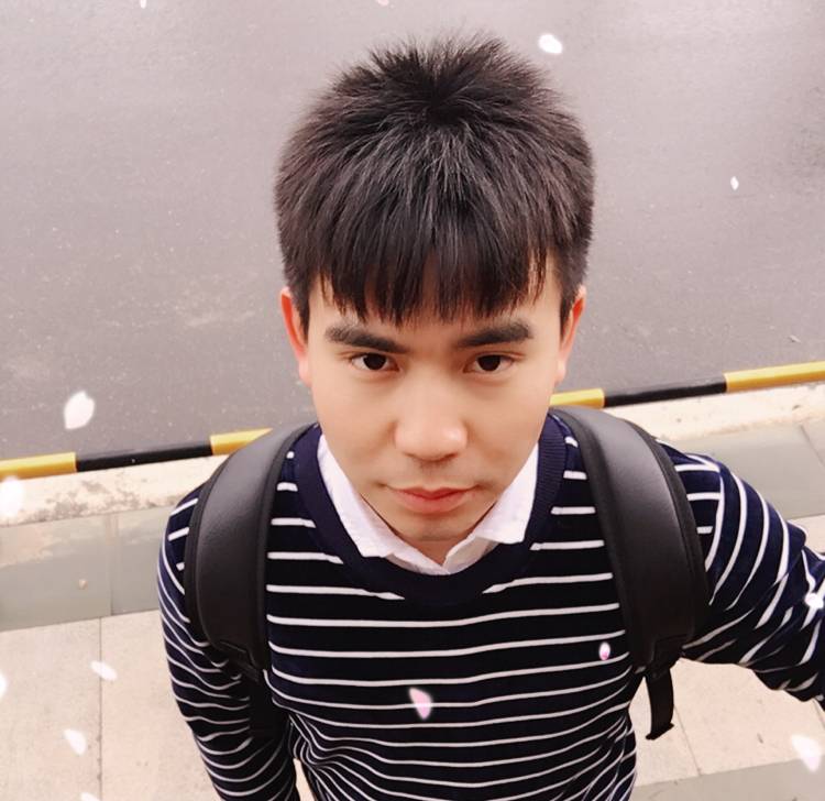 在阳台喝酒的照片
